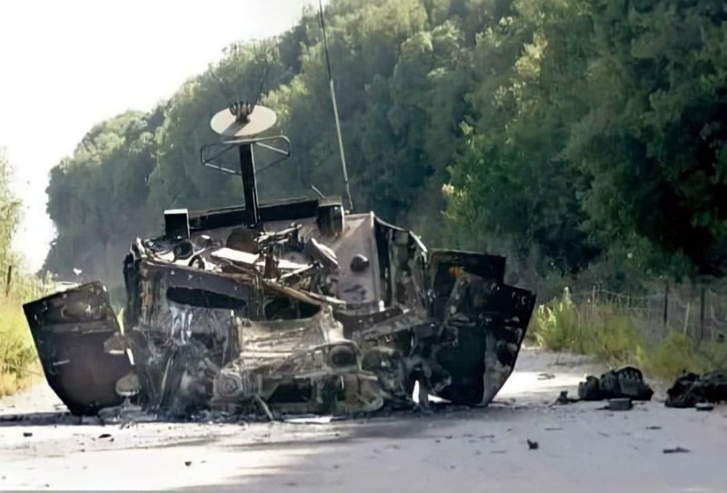 vehículo militar israelí destruído